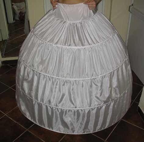 Фатин для подъюбника. Юбка с кринолином. Подъюбник 19 век. Платье с пышным подъюбником. Чтобы платье было пышным.