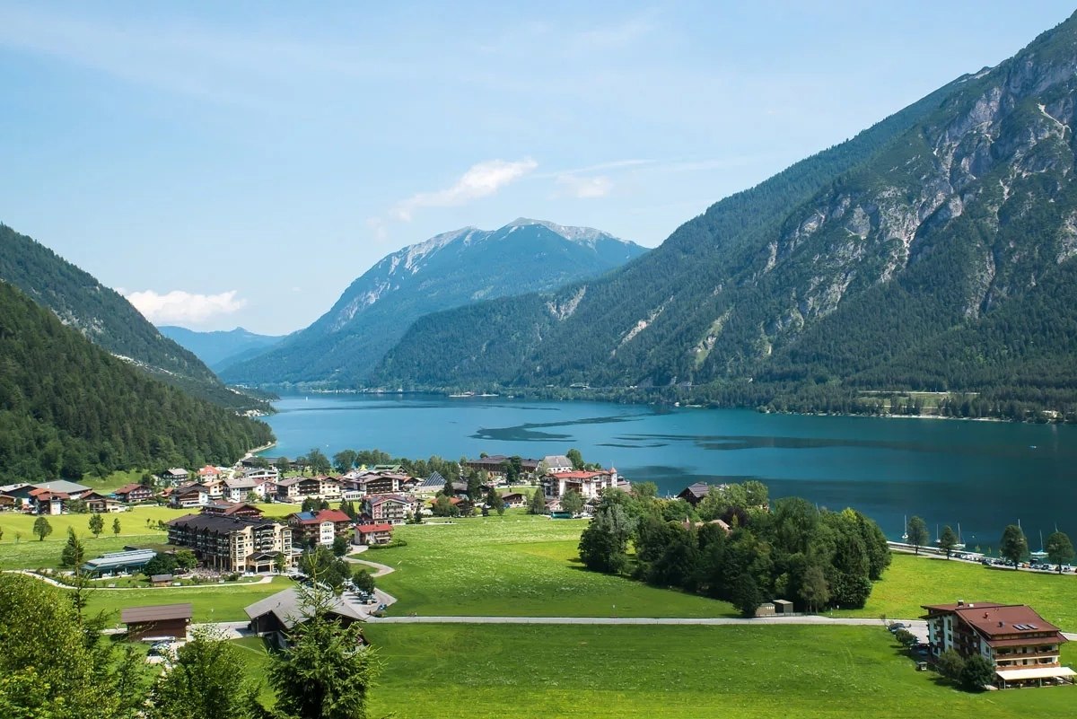 Many lakes. Ахензее озеро в Австрии. Тироль озеро Achensee. Озеро Вольфгангзее Австрия. Тироль Альпы Австрия.