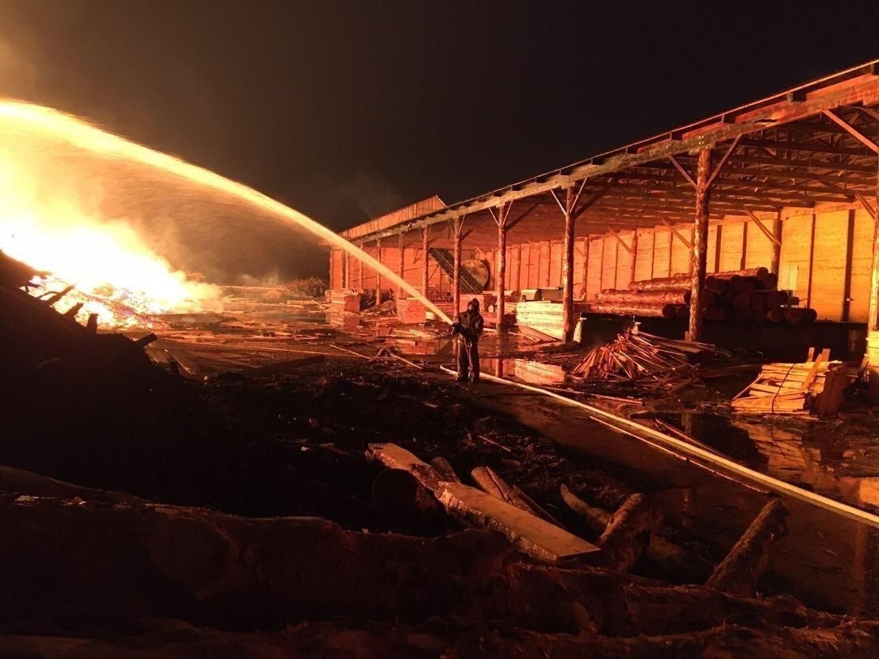 Пожар на складе древесины