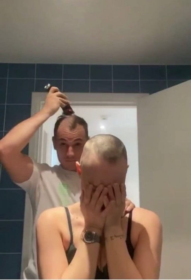 Парикмахер отказалась брить налысо девушку в депрессии и 2 дня спасала ее волосы