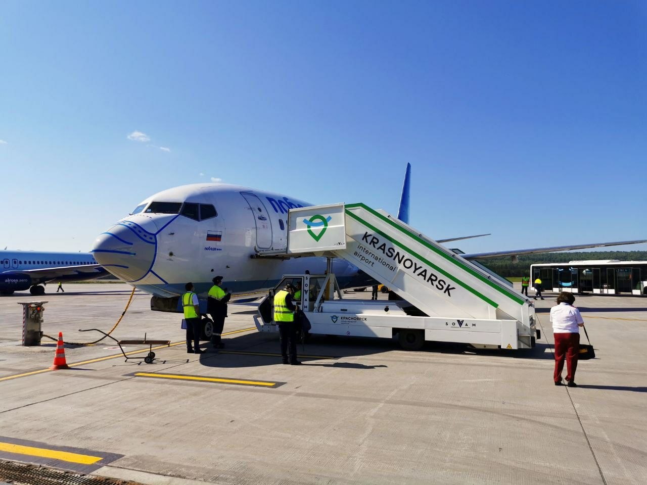 Аэропорт Красноярск самолеты. Самолет Красноярск Боинг 737. Авиакомпания победа Емельяново. Самолет победа Анапа.