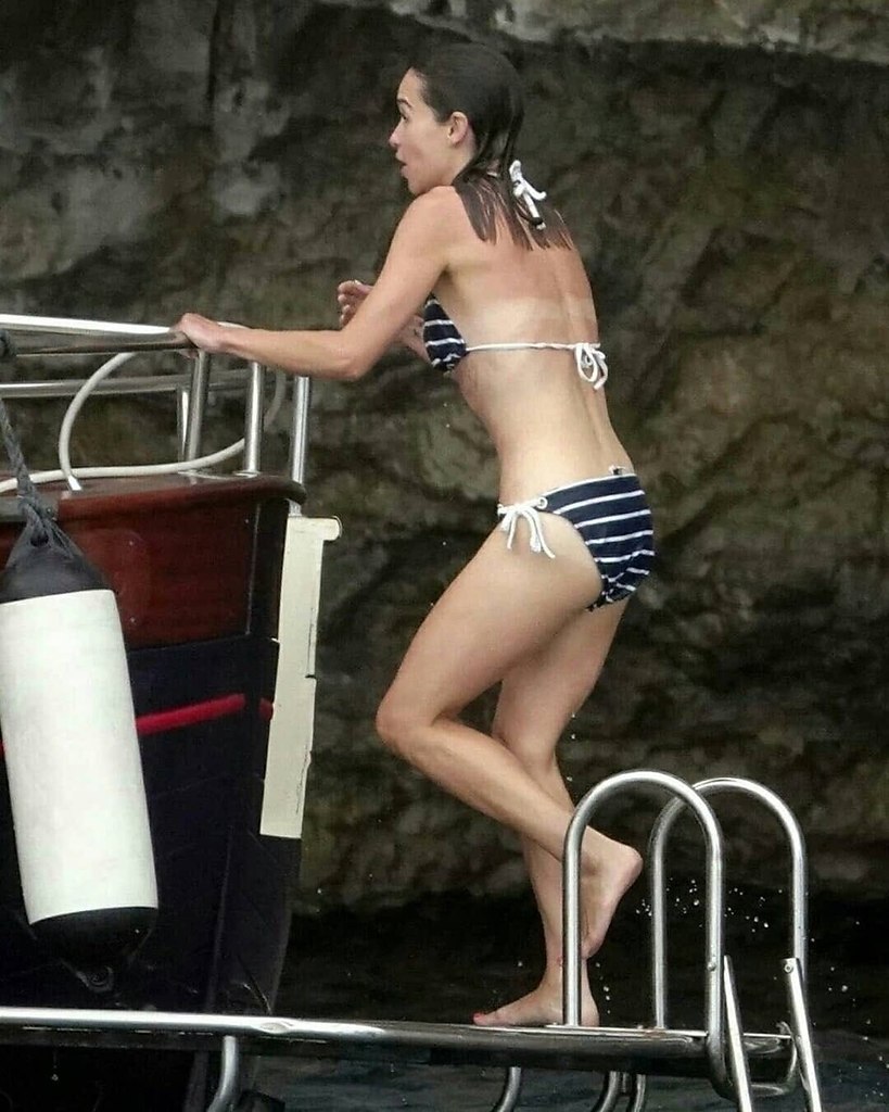 Эмилия кларк в купальнике на пляже