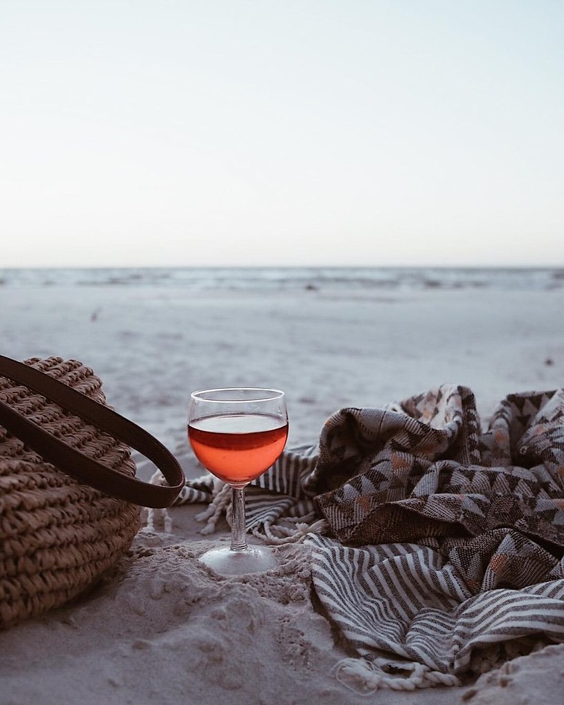 Настроение пить вино у моря