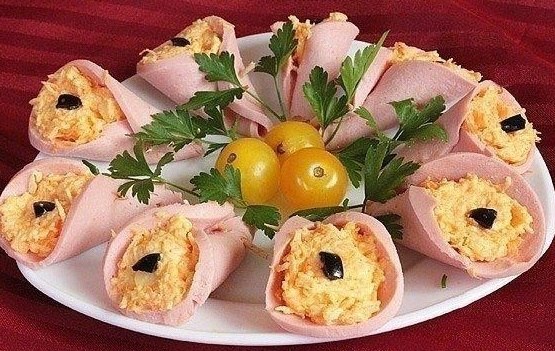 9 Новогодних закусок! 1) Закусочка вкусная Ингредиенты: Свежие помидоры - 0,5 кг. или 4 средние Лук ...