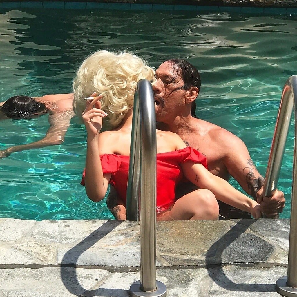 Дэнни Трехо в бассейне с блондинкой
