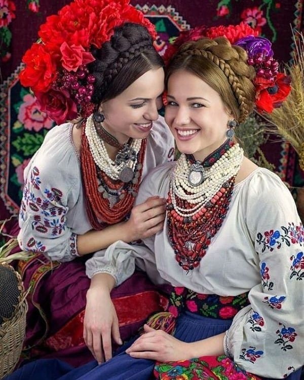 Украинские костюмы для девушек