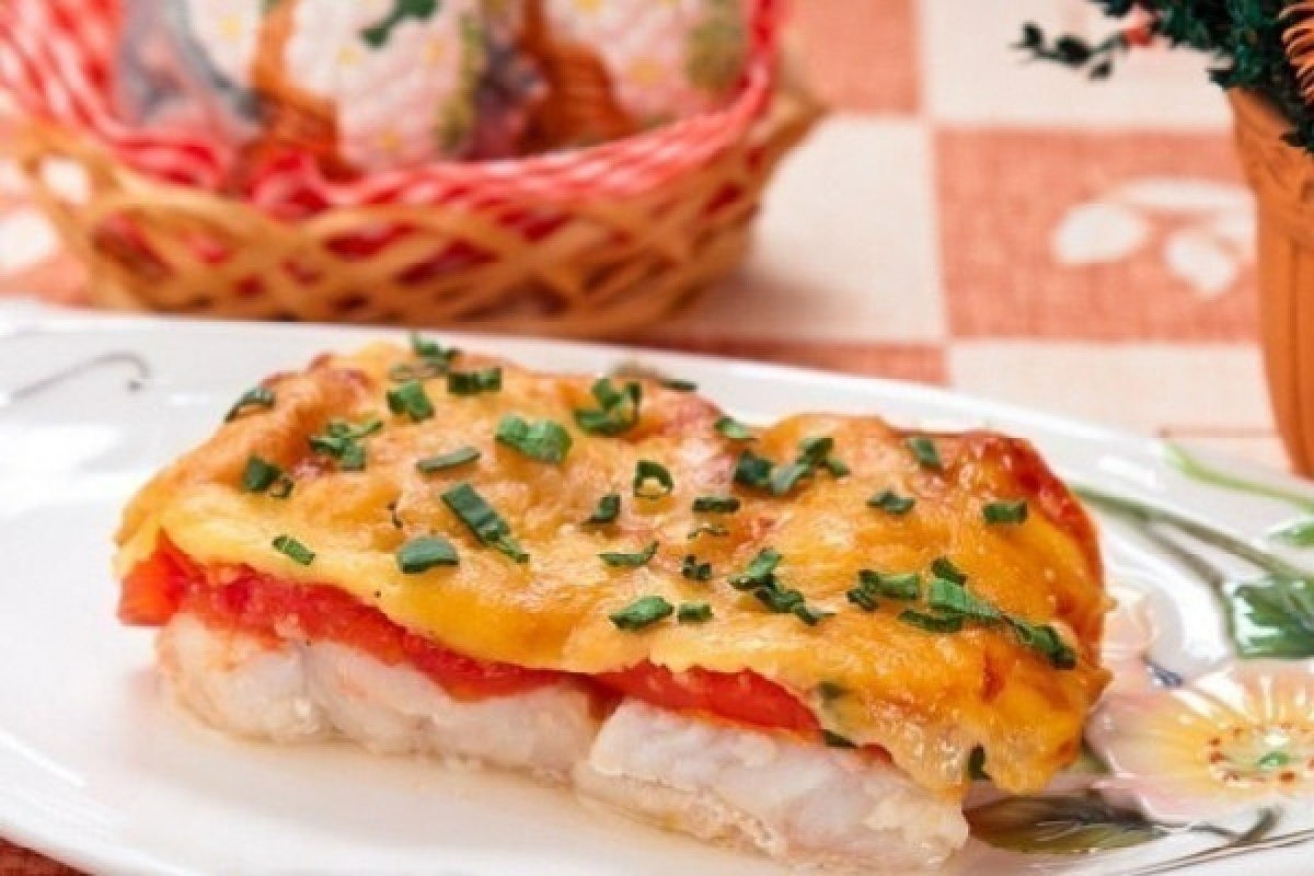 Рыба запеченная с помидорами и сыром