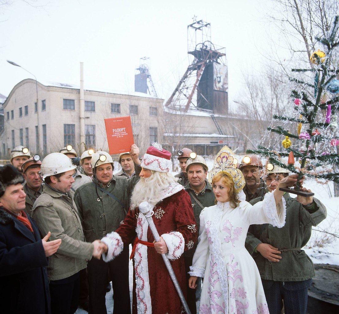 20 года какой праздник. Новый год в СССР. Новый год в Советском Союзе. Новогодние гуляния в СССР. Советский новый год празднование.