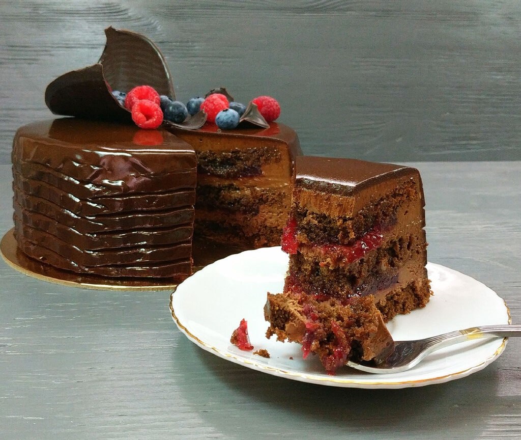 Шоколадно малиновый торт александр