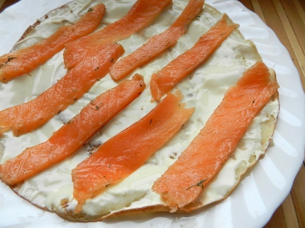 Рулетики из лосося со сливочным сыром рецепт с фото пошагово