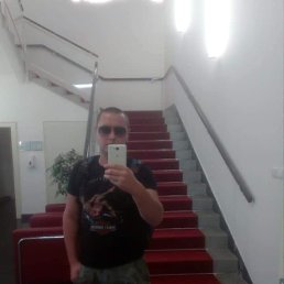 Andrii, 27, 