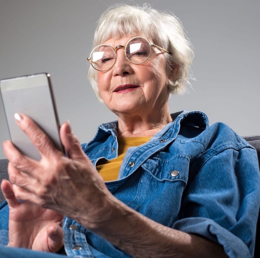 Бабушка со смартфоном. Смартфон для пенсионеров. Пенсионерка с телефоном. Современная бабушка. Смартфон для пенсионеров 2024