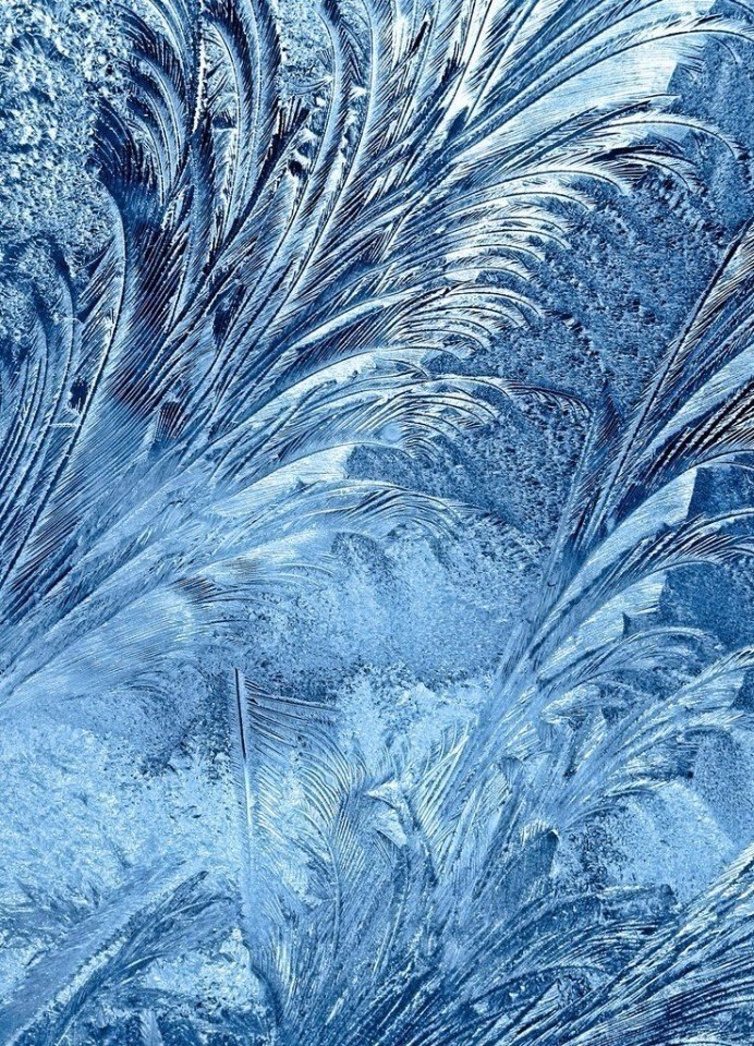 На стекле мороз рисует узоры