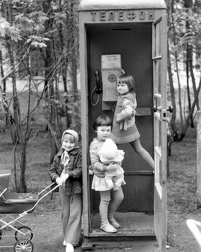 Дети в телефонной будке СССР