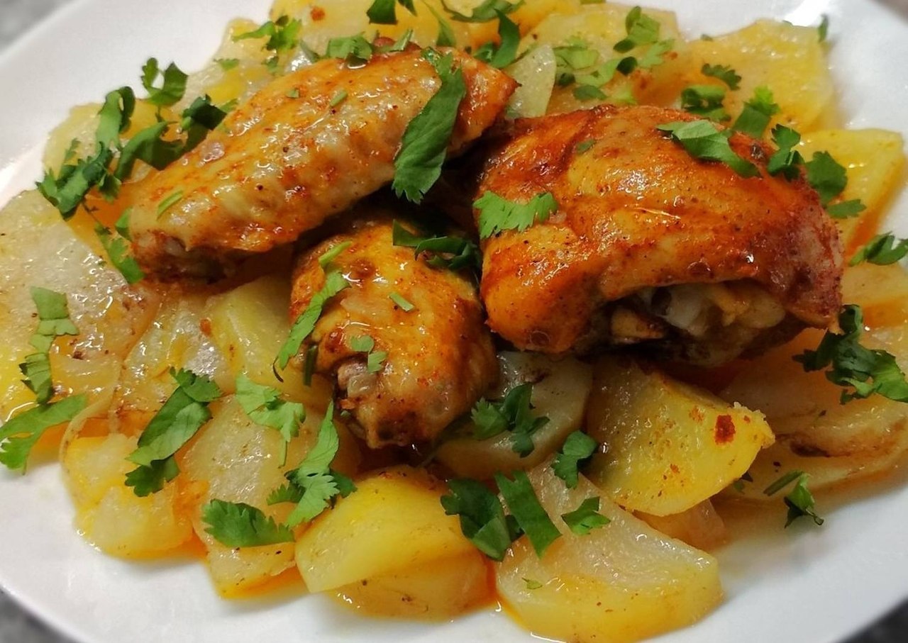 Рецепт куриного мяса с картошкой. Курица с картошкой. Курица с картошкой в духовке. Жареная курица с картошкой. Картофель с курицей в духовке.