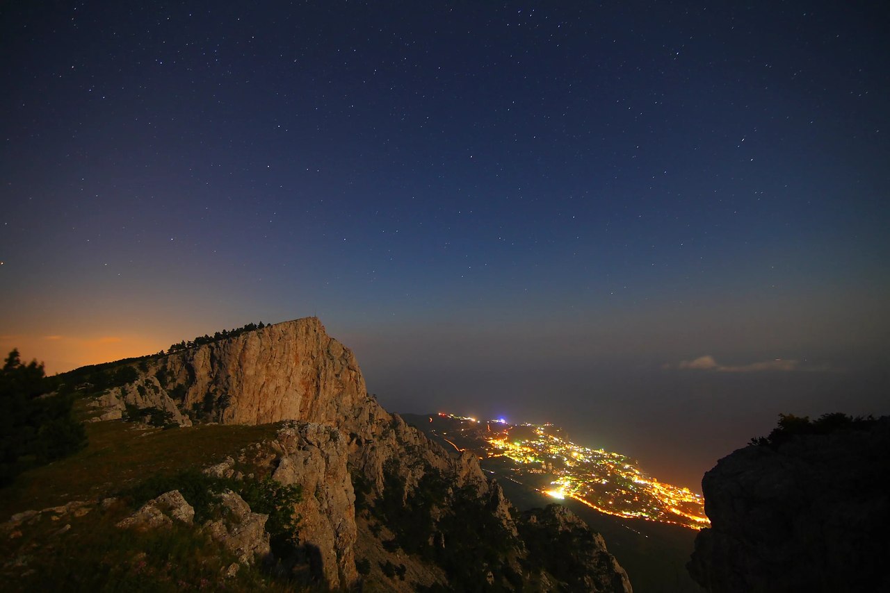 Гора ай Петри в Крыму ночью