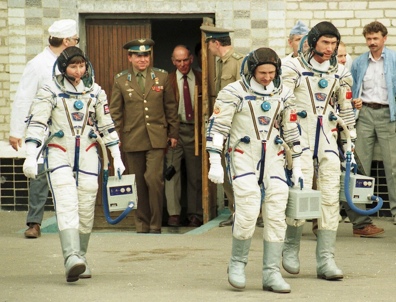 В каком году человек побывал в космосе. Хелен Шарман космонавт.