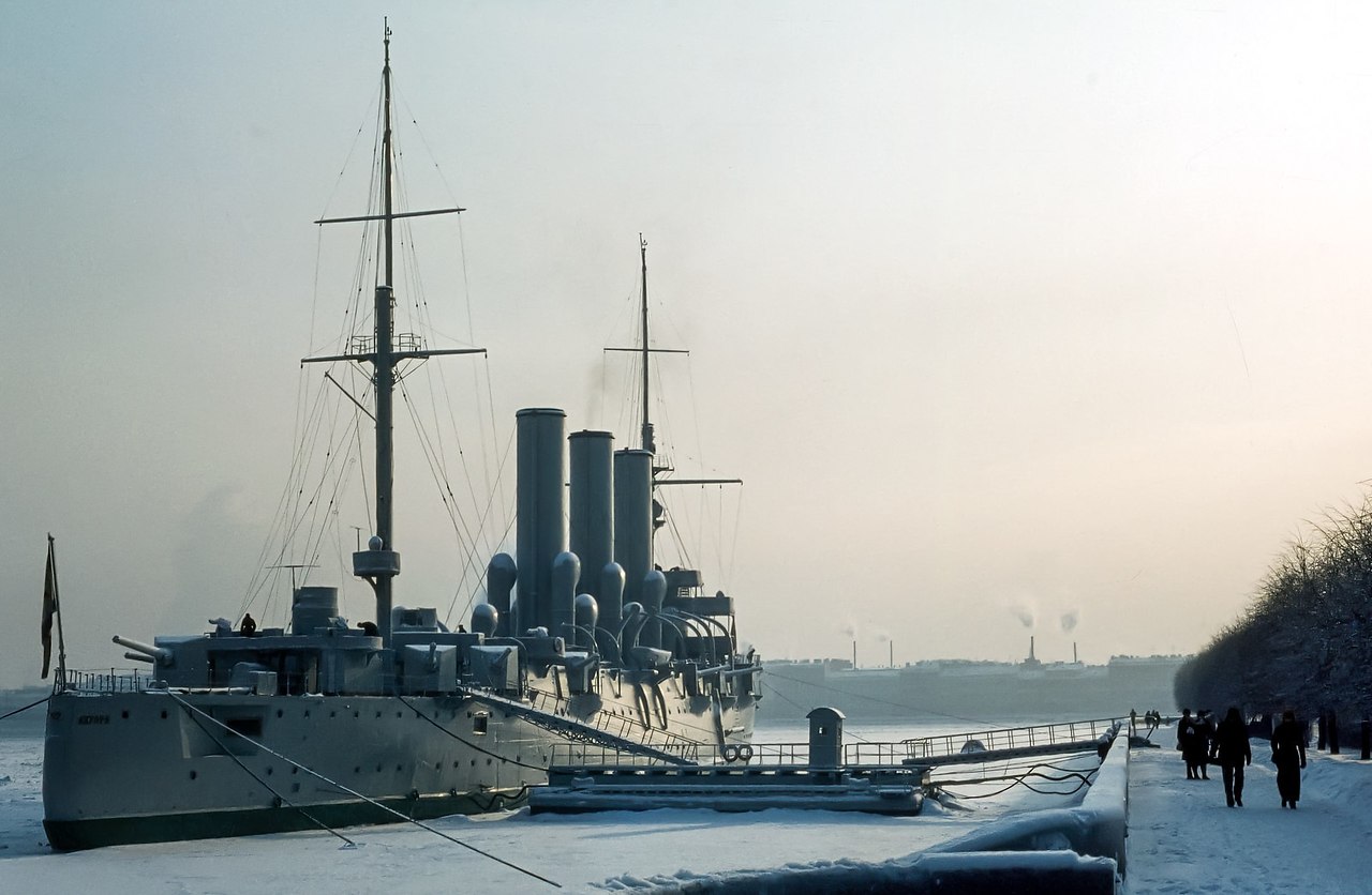 Крейсером Авророй на фоне зимнего