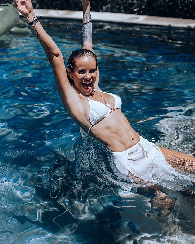 Айза Долматова в купальнике