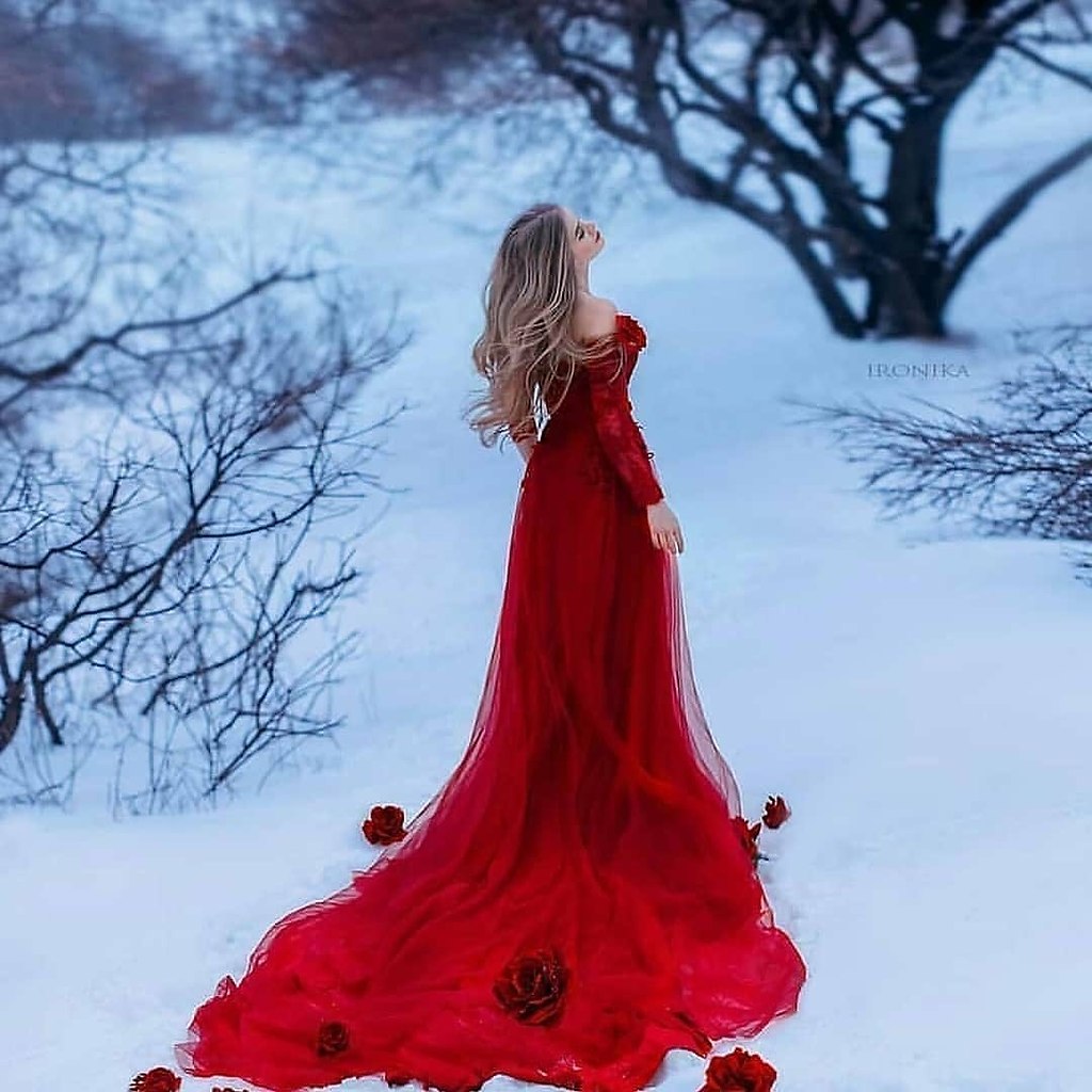 Девушка в Красном платье зима