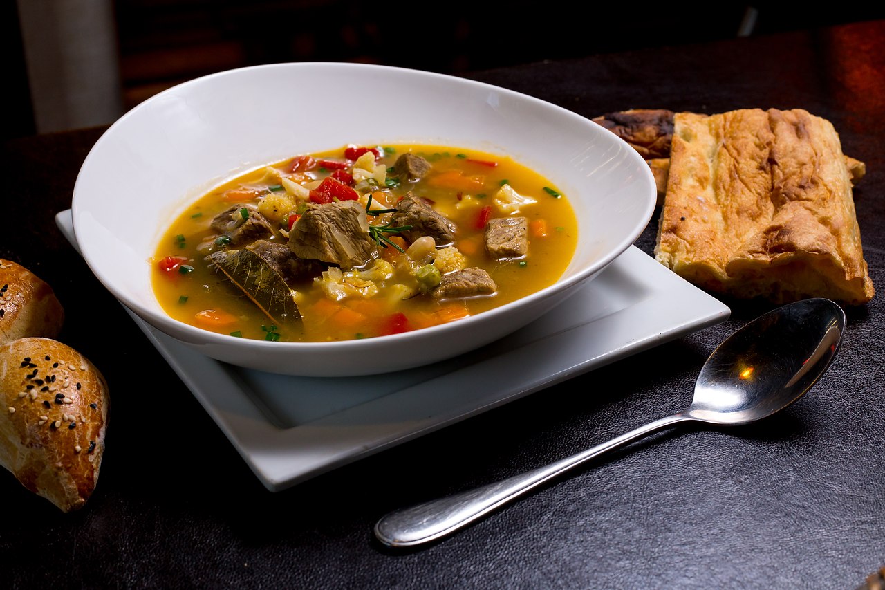 Африканский суп. Классический гороховый суп без мяса. Суп гороховый рецепт классический с мясом. Суп из бычьей крови. Суп мясо картошка морковь