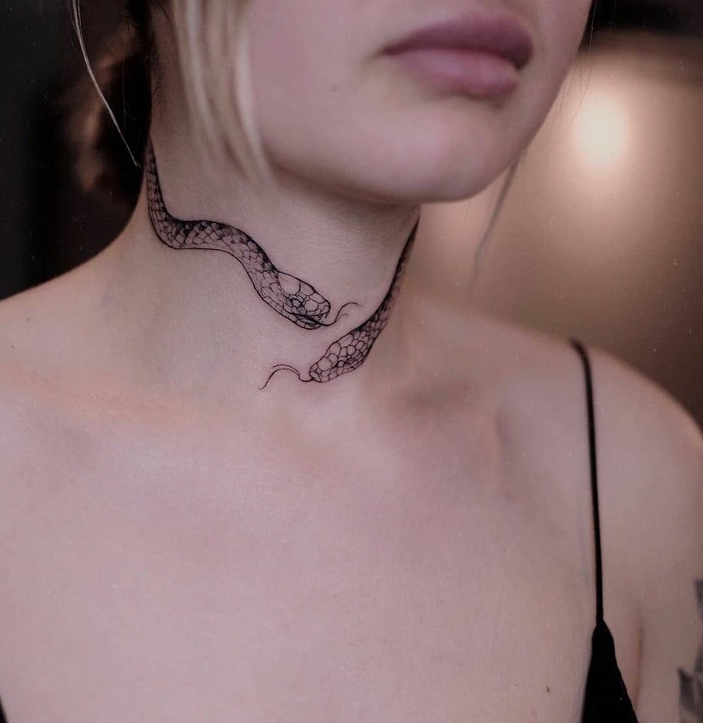 татуировка змеи на шее у девушки