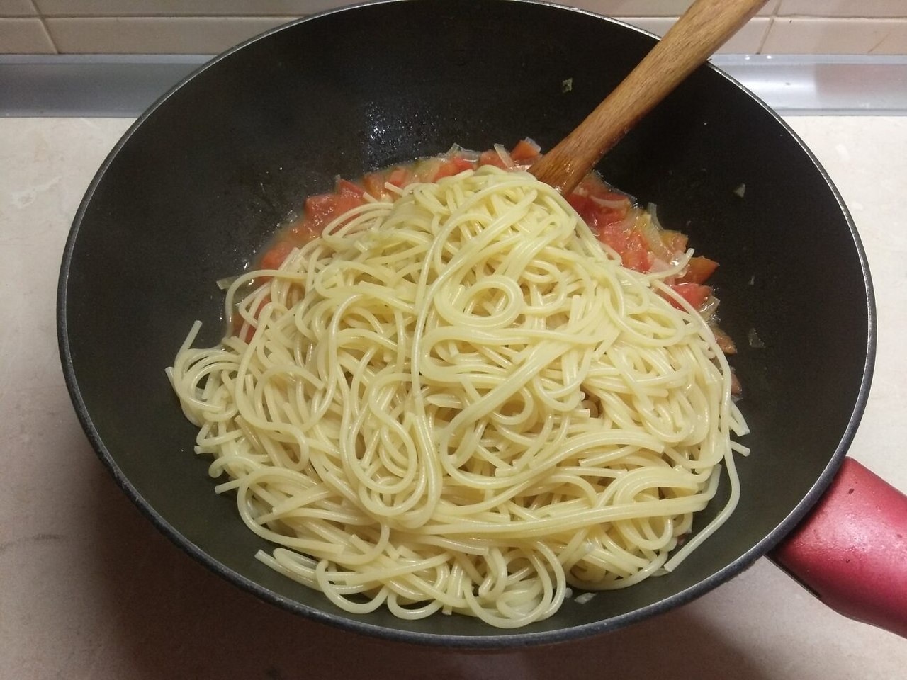 Макароны с помидорами на сковороде рецепт. Макароны с луком. Спагетти с луком. Макароны с помидорами и луком. Вермишель с луком.