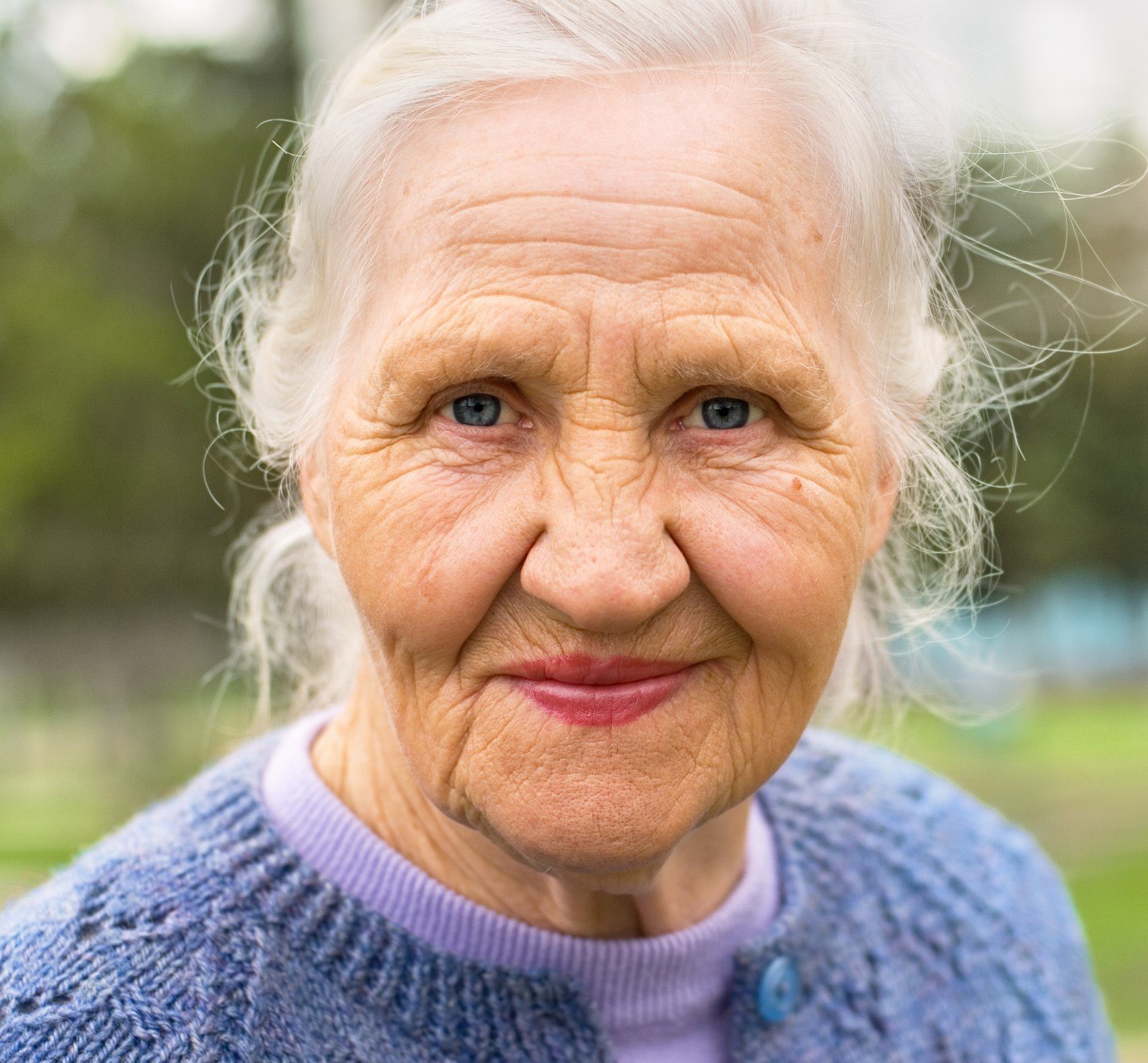 Бабушка сен. Лицо бабушки. Старая женщина. Старое лицо. Лицо пожилой женщины.