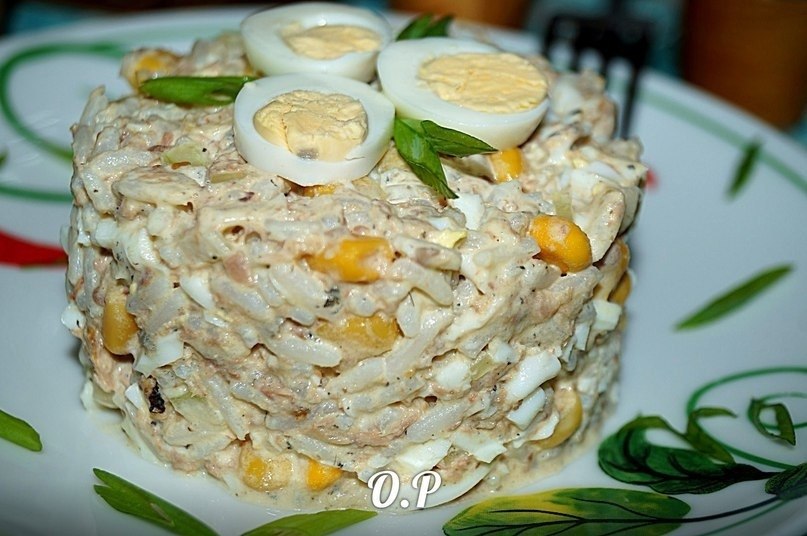 Салат из отварной рыбы. Салат кукуруза с рыбной консервой. Салат с рыбой и рисом. Салат с рисом и рыбными консервами. Салат с скумбрией и кукурузой.