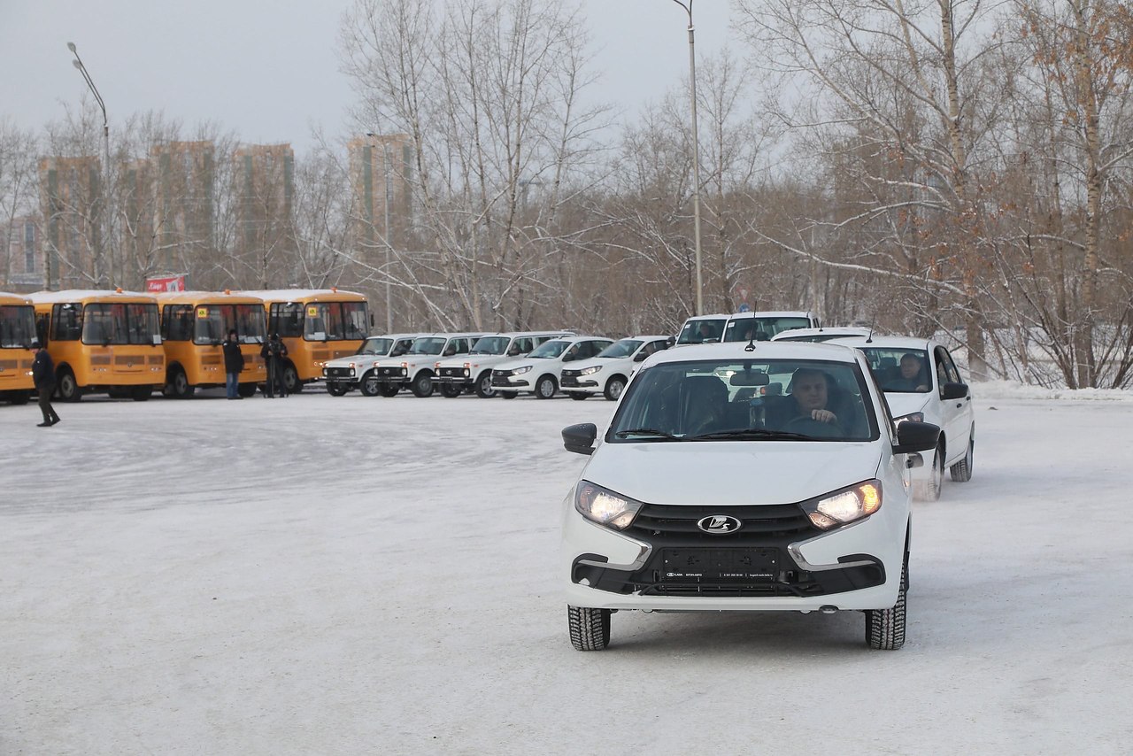 Автомобили красноярский край. Вручение автобусов в Красноярске. В Красноярске вручили автомобили. Курагинский Автобусный парк. Вручение автобусов в Красноярске сегодня.