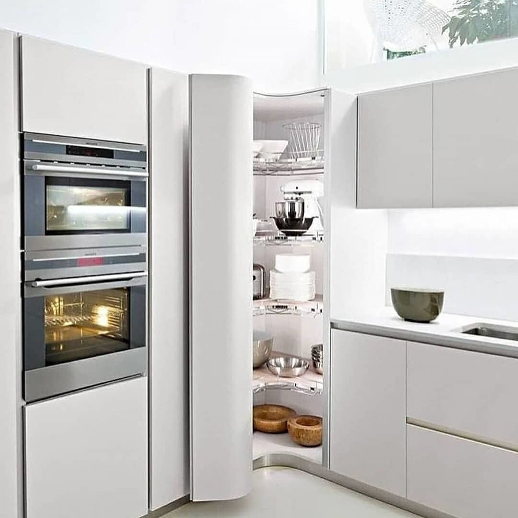 угловая кухня с пеналом и холодильником