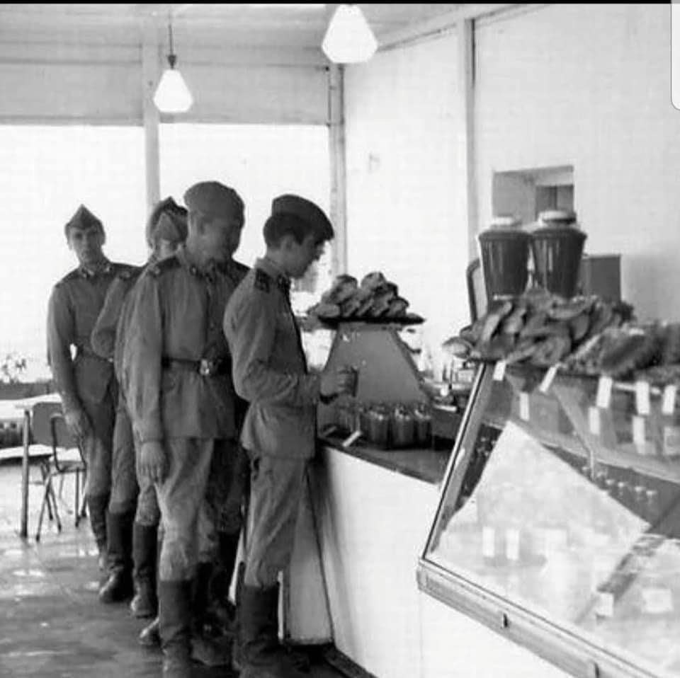 Советские солдаты в столовой