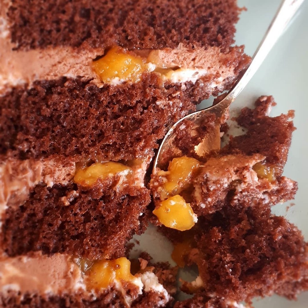 Шоколадный торт с манго