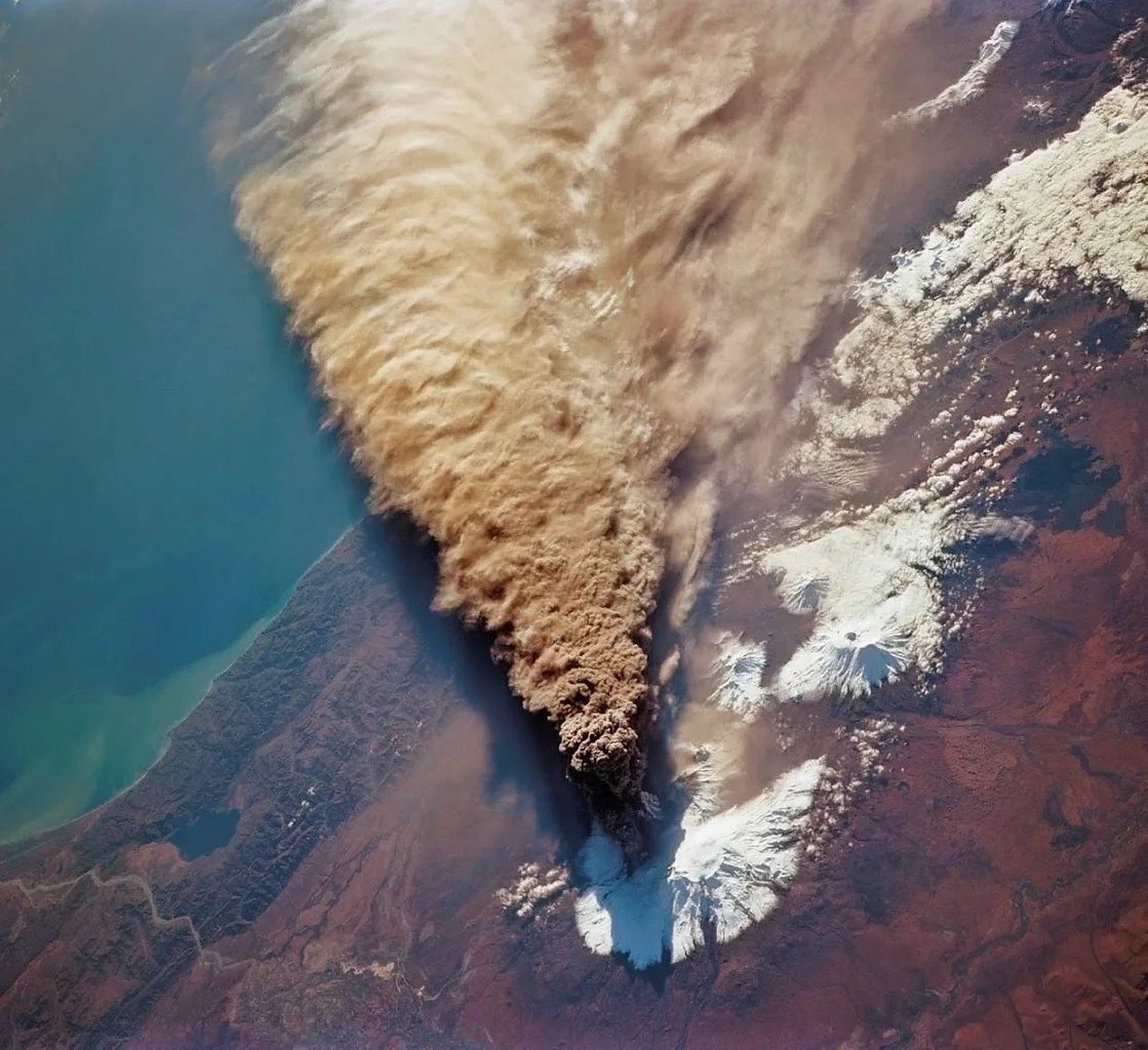 Извержение вулкана из космоса Камчатка