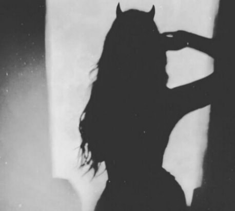 Порой и черт боится мыслей что зреют в женской голове картинки