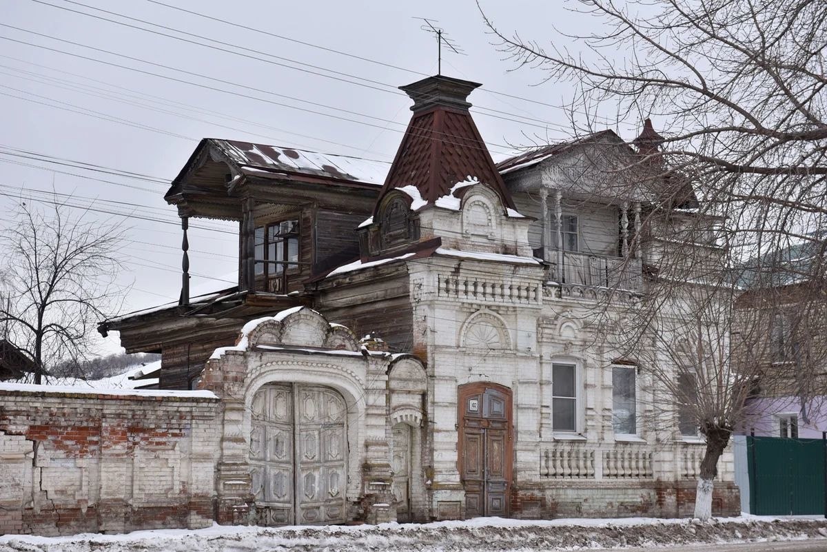 Особняки строились в давние времена по незамысловатым проектам самих хозяев местных купцов