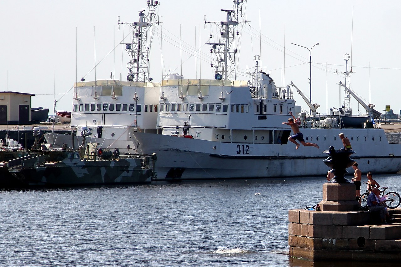 Из петербурга в кронштадт по воде. Монитор Стрелец в Кронштадте.