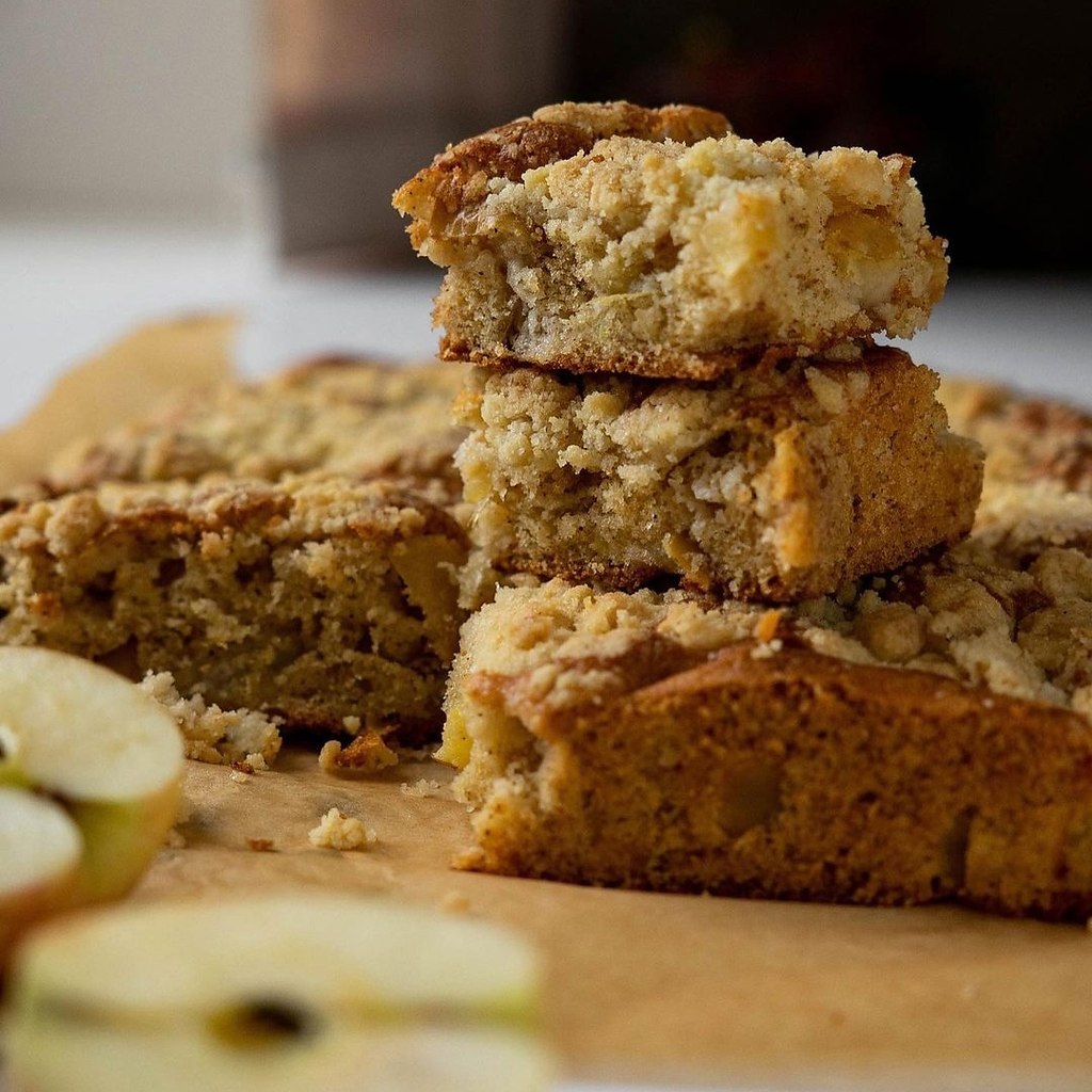 Яблочный пирог с грецкими орехами и корицей