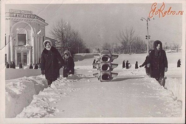 Пешеходный переход... После метели в Южно-Сахалинске 1970 г.