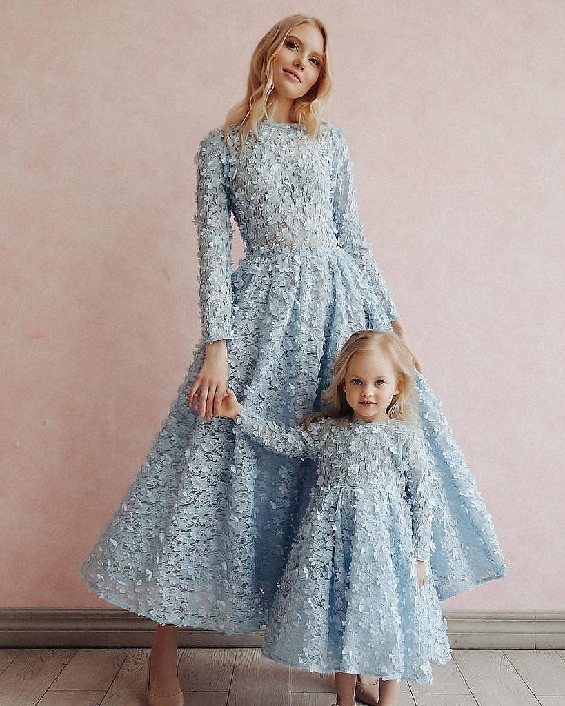 Мама с дочкой в платьях