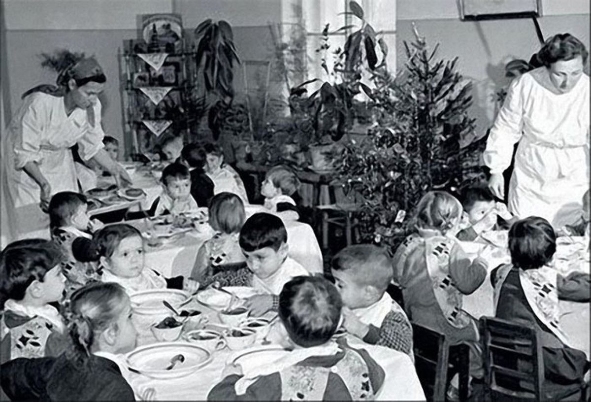 Новый год 1940. Детские сады в 1950 годы в СССР. Детские сады СССР 80е годы. Советский новый год. Советский новый год в детском саду.