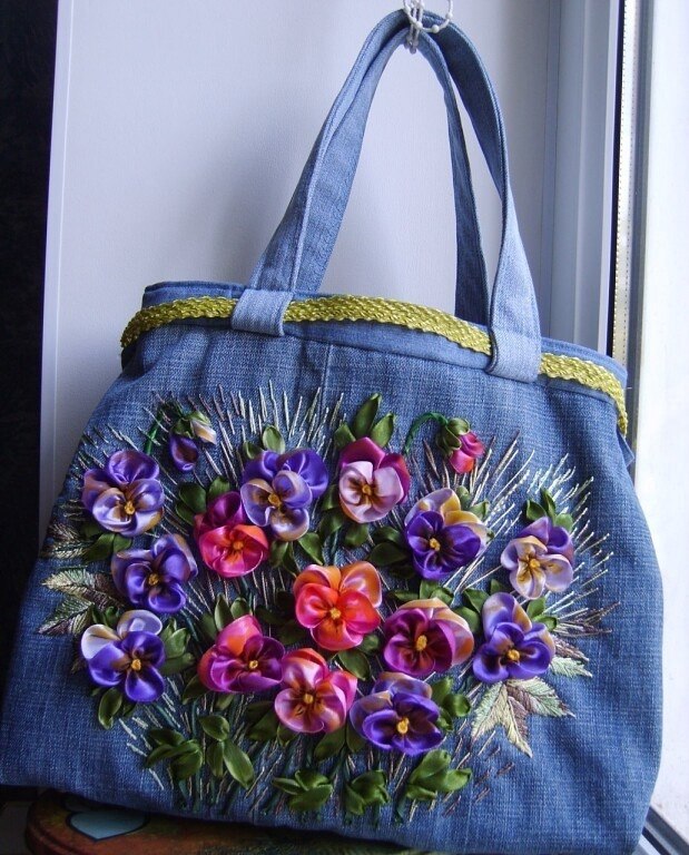 Цветы на джинсовой сумке