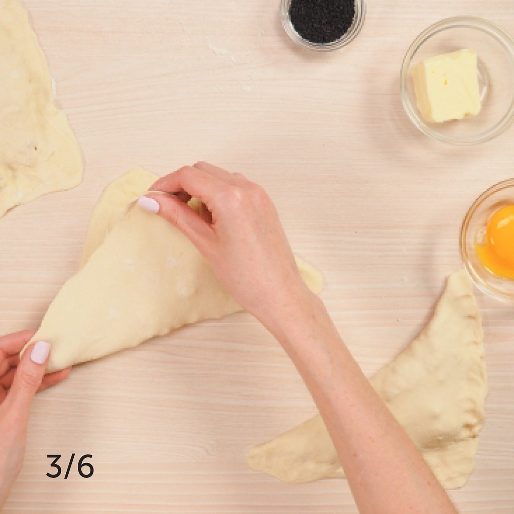 Разморозка теста слоеного. Слоеное тесто разморозить. Раскатываем тесто для пиццы руками. Сомса. Сколько надо размораживать слоеное тесто.