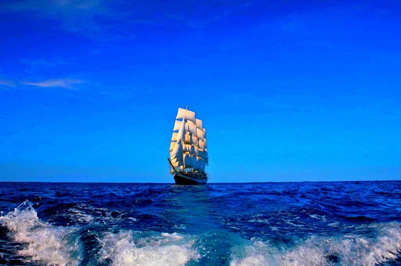 Корабль в океане одинокий. Корабль в море. Парусник в море. Корабль на волнах. Корабль в океане.