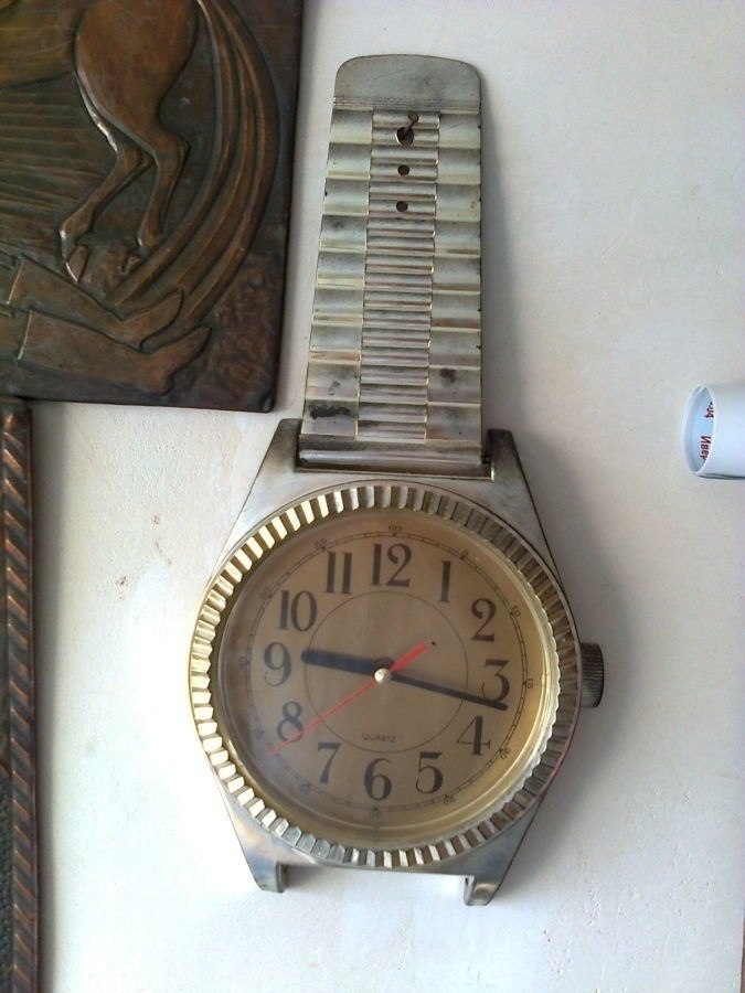 Часы настенные с браслетом