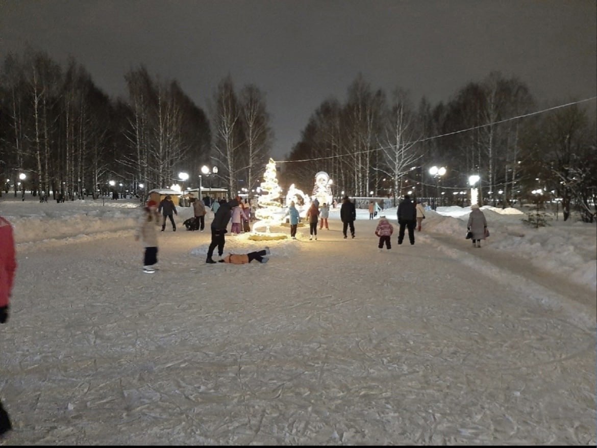 Каток киров. Каток парк Победы Киров. Каток в парке Гагарина Киров. Кочуровский парк Киров зимой. Каток Киров милицейская 2а.