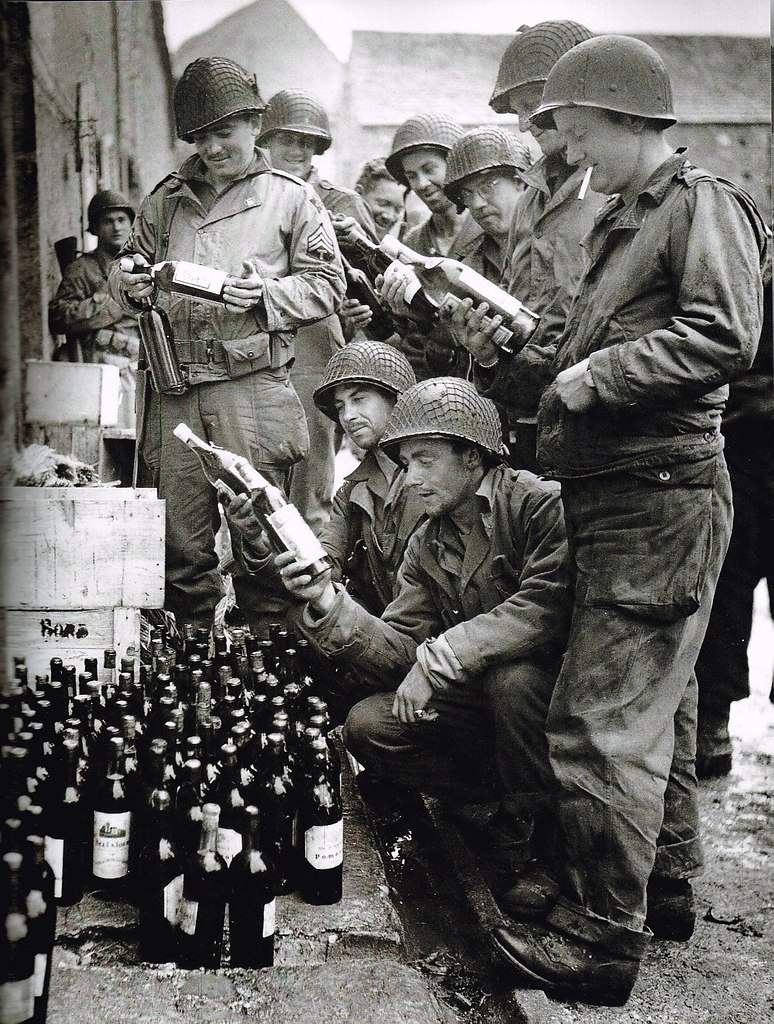 Немецкий солдат с пивом