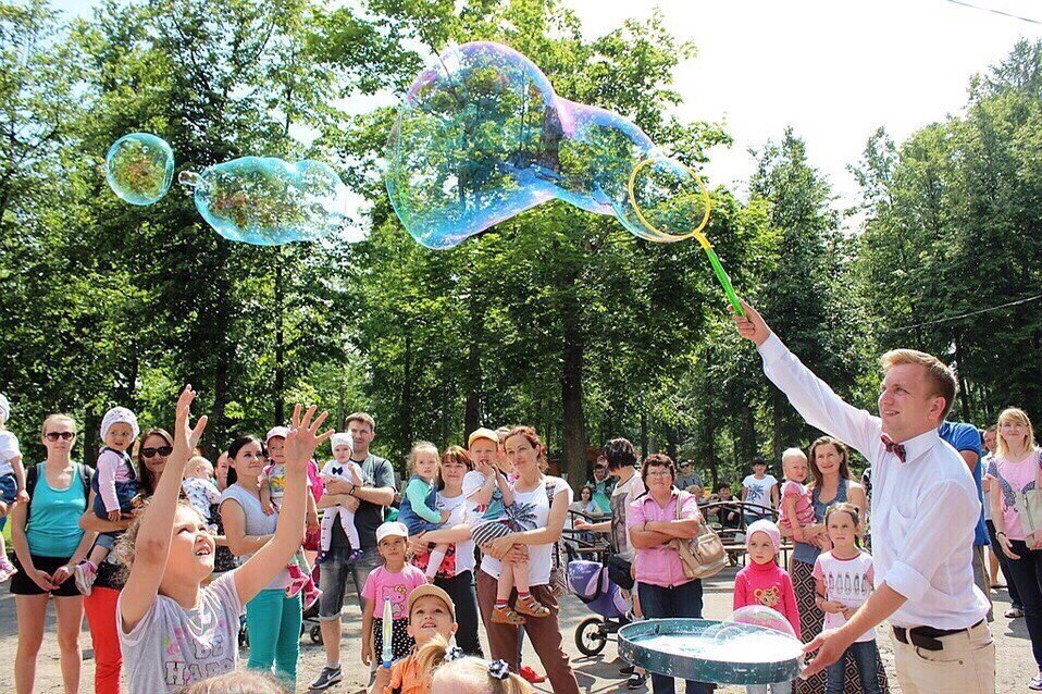 Мыльные пузыри в санкт петербурге парк бабушкина. Шоу мыльных пузырей в парке. Шоу мыльных пузырей на природе. Шоу мыльных пузырей на природе. Шоу мыльных пузырей в парке.