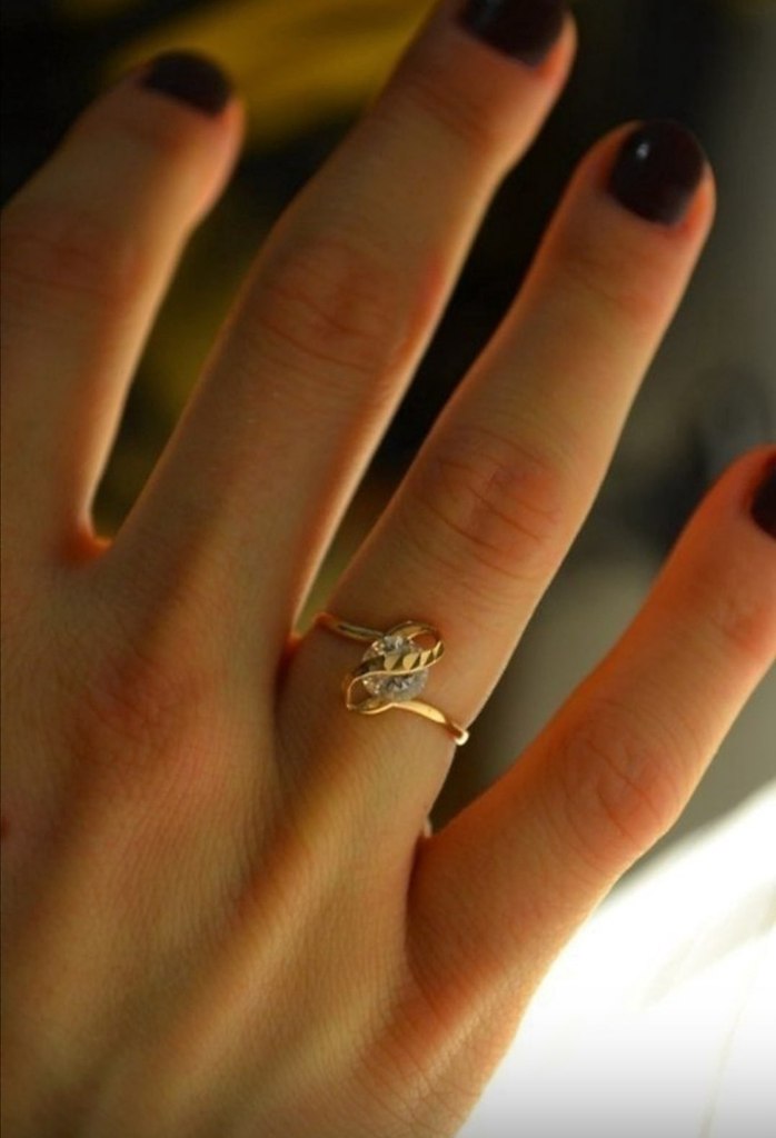 Кольцо на правом безымянном пальце у девушки. Кольцо на безымянном пальце. Кольцо золотое на руке. Девушка с кольцом на пальце. Кольцо на руке девушки.