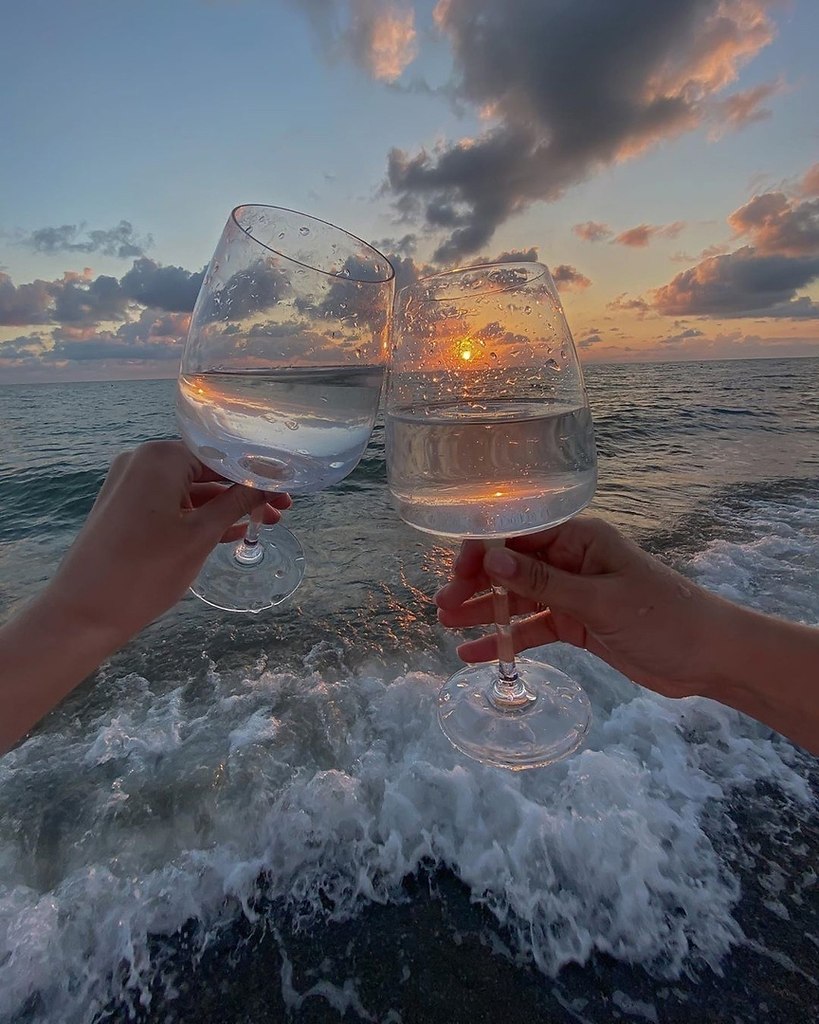 бокал вина у моря